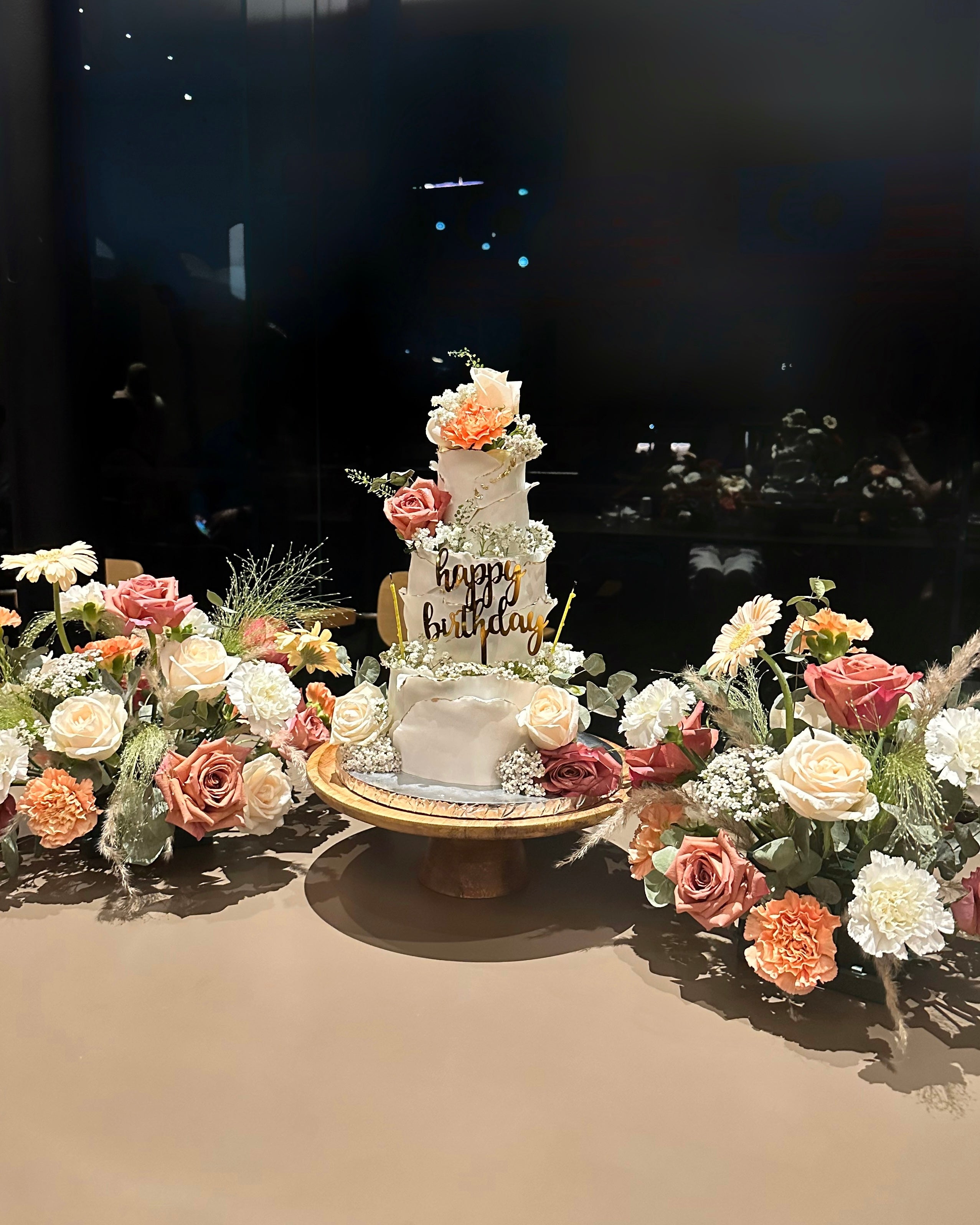 How to Decide Between a Whole Cake, Cupcakes, or small desserts for your Celebration?