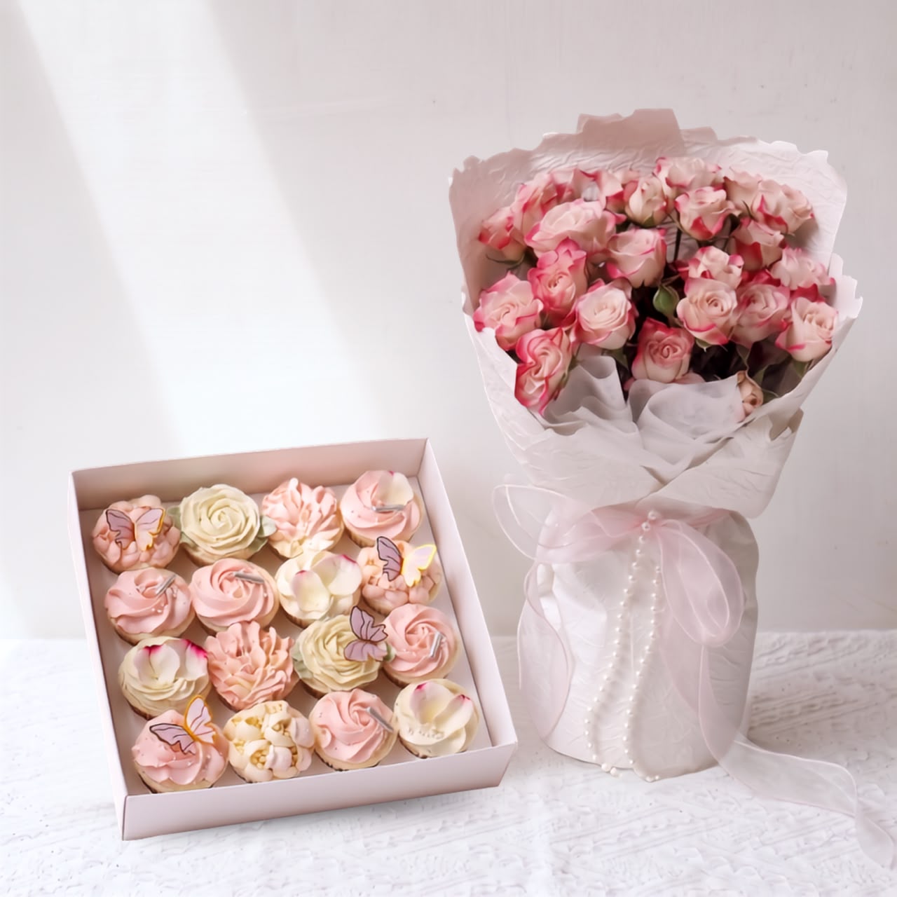 Lilybelle Bloom Set | 16 Mini Floral Cupcakes & Rose Bouquet
