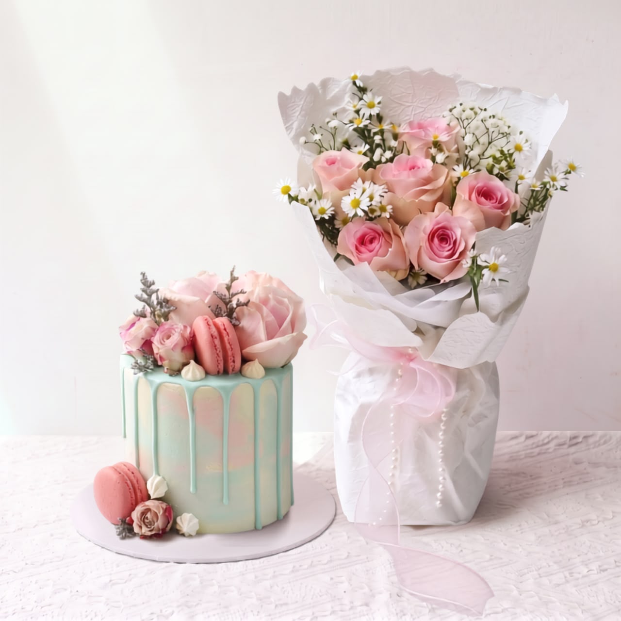 Darling Mika Floral Set | Pastel Floral Drip Cake & Flower Bouquet