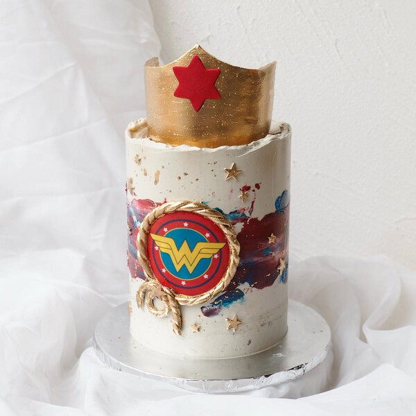 Wonder Woman Cake – The Baking Angel